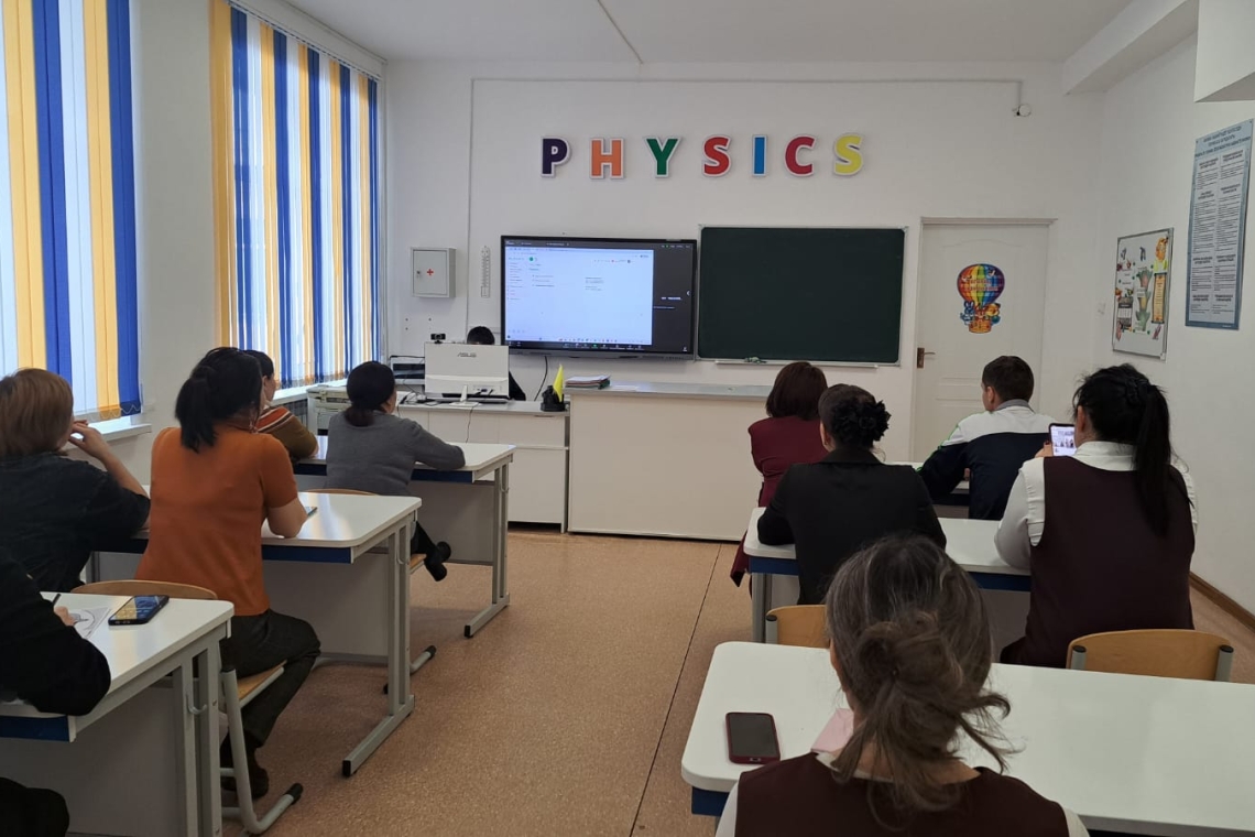 В Рудной средней школе прошёл круглый стол «Мейірімнен жаралған әлем» с участием родителей.  Мероприятие было направлено на обсуждение роли семьи в воспитании детей, развитие доброжелательных отношений и укрепление сотрудничества между школой и родителями